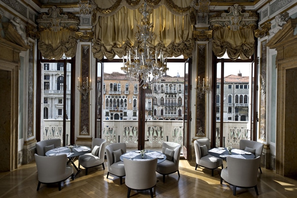 George Clooney si sposa. Gli ospiti troveranno il cioccolato di Modica Sabadì nelle suites di Palazzo Papadopoli 1 RS1930 Aman Canal Grande Venice Piano Nobile Dining Room scr